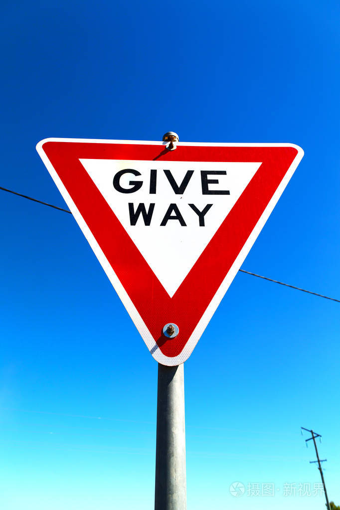 在马路上的信号让路