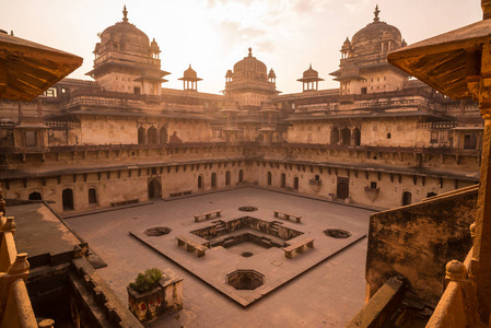 恰宫, 内有庭院和石雕, 背光。也拼写 Orcha, 著名的旅游目的地在中央邦, 印度