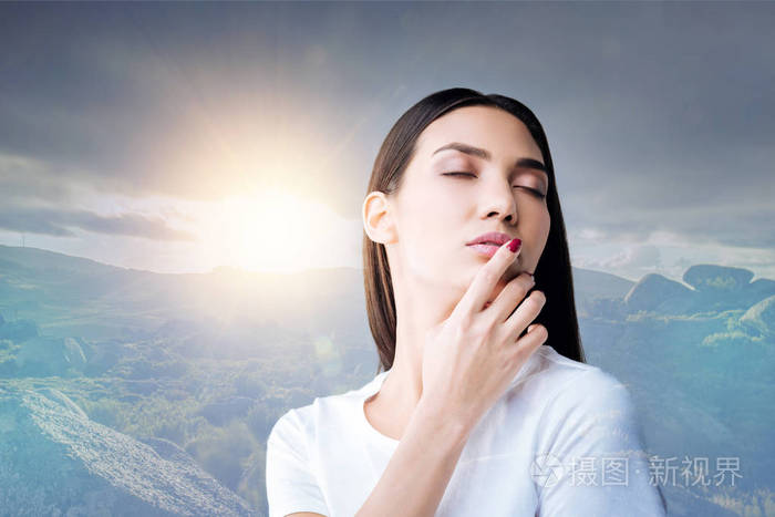 浪漫的情感女人在闭上眼睛的时候想起她的男朋友