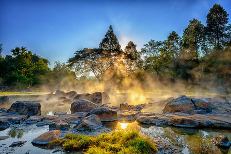 泰国 Sorn 国家公园温泉的晨雾