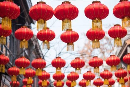 中国红灯笼挂在一条街上图片