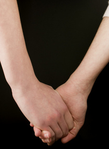 两只手在黑色的背景上互相握住