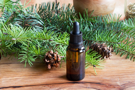 道格拉斯针叶树道格拉斯冷杉精油瓶照片