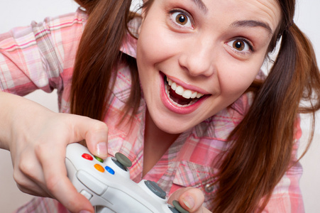 快乐的女人玩电子游戏