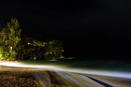 在热带海滩的夜晚