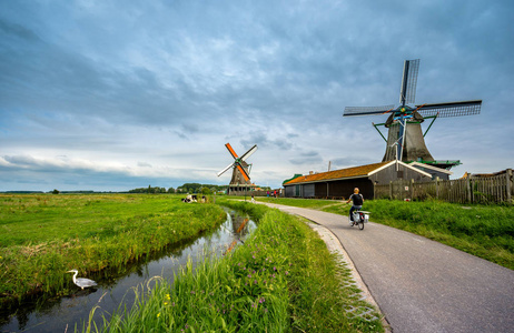 传统的村庄与荷兰的风车和河在日落时，荷兰，荷兰