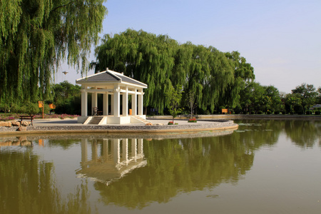 公园里的中国建筑风景