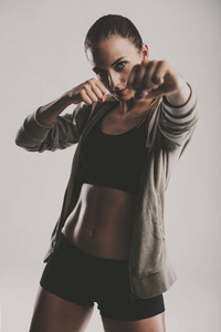 女人练习跆拳道图片