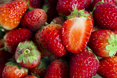 孤立在白色背景上的红色成熟草莓果实的组
