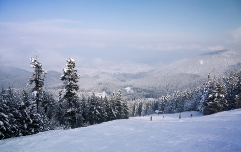 滑雪坡和冬山全景