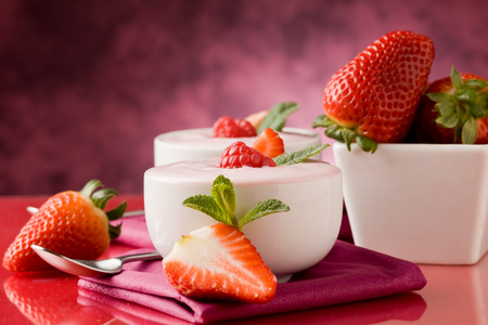 薄荷叶草莓酸奶