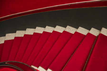 红地毯上欢迎贵宾的大理石楼梯