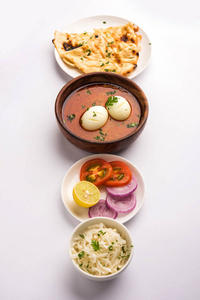 咖喱或鸡蛋咖喱或鸡蛋马萨拉肉汁, 印度辛辣的食物或食谱, 服务于印度或饼, 选择性焦点