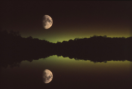 月亮倒影在静止的水面上照片