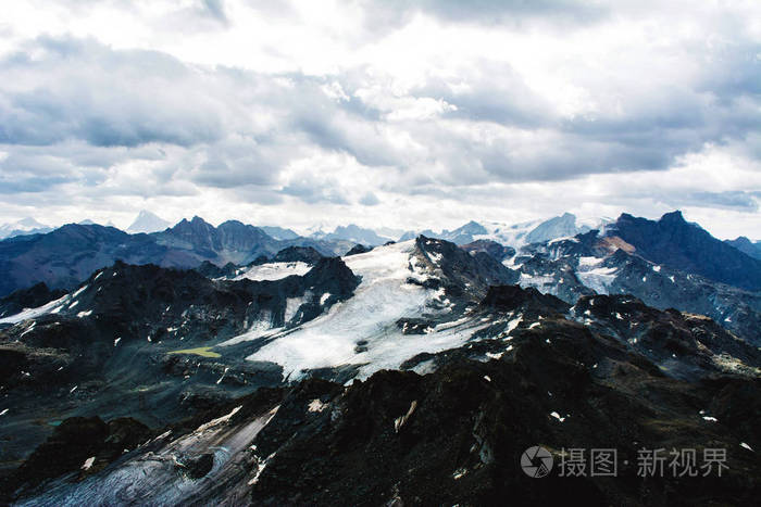 在阿尔卑斯山的美丽景观的视图