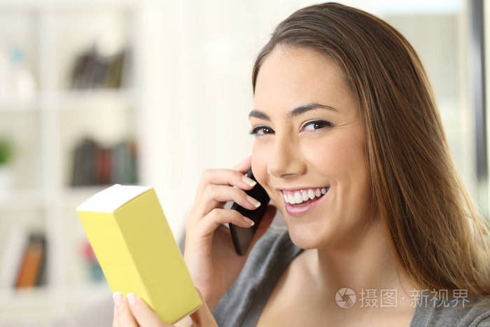 女孩打电话询问有关产品的信息