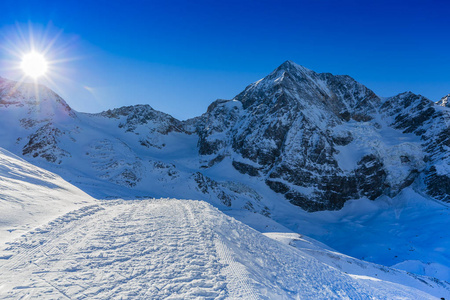 滑雪坡道和滑雪旅游小径在意大利阿尔卑斯