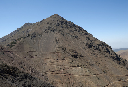 在高高的阿特拉斯山脉中的道路