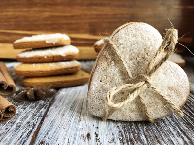 心形姜饼干与麻线在木背景。自制的支持。爱或情人节的概念