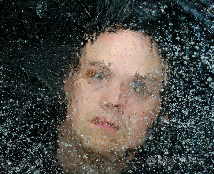 被困在冰下的人