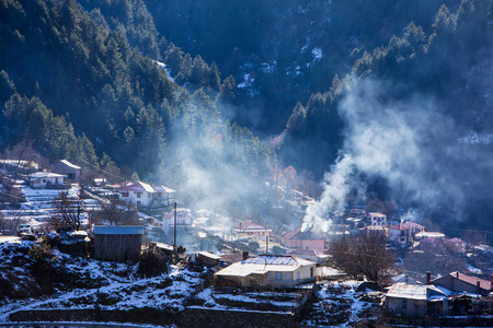 冬季景观从山范围的 Pindos 和 Distrato 村的烟囱出去吸烟, 希腊