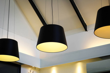 黑色装饰灯悬挂在天花板上, 白色背景的现代灯