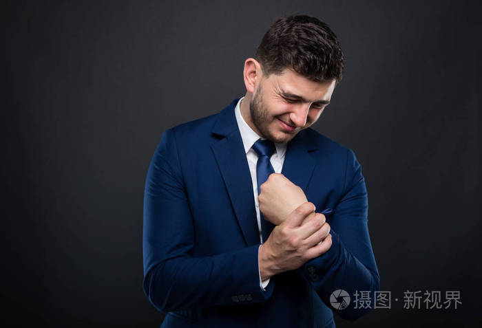 执行经理一只手握住他的手腕
