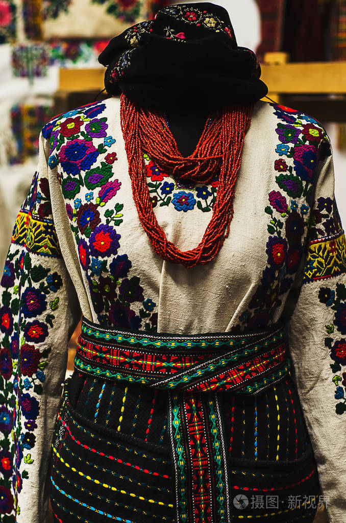 传统的乌克兰服装, 复古的民族服装, 绣饰和图案与珠串从珊瑚银币