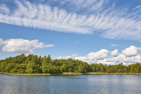 芬兰风景与湖和森林。奥兰群岛自然 ba