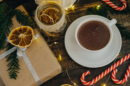 圣诞装饰与热巧克力礼物, 糖果手杖和冷杉