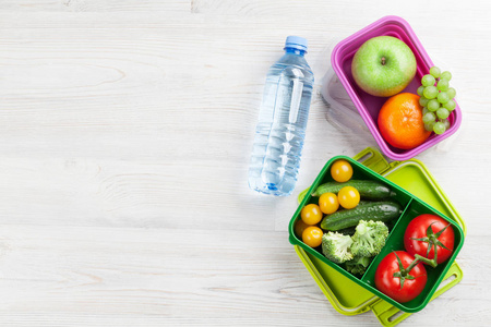 午餐盒与蔬菜和水果