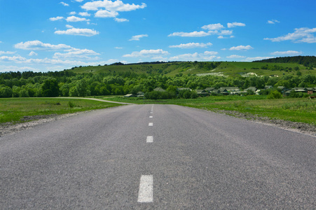 公路穿过乡村