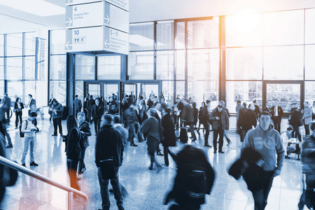 在一个交易会上的人群模糊的人照片