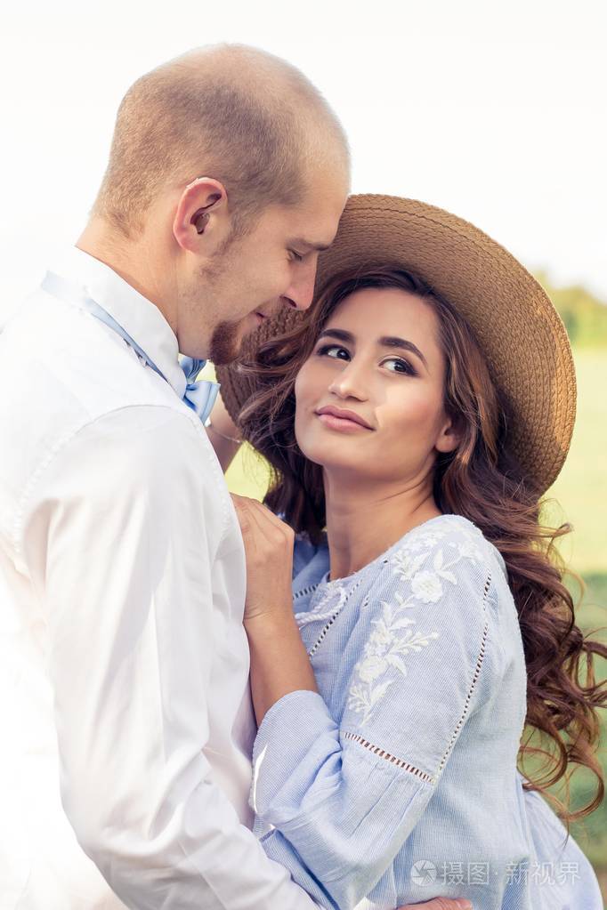 一对情侣在散步的领域.温暖的秋天.夏天.春天.幸福的夫妻.婚礼.爱