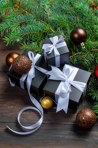 黑色圣诞礼品盒和白丝带