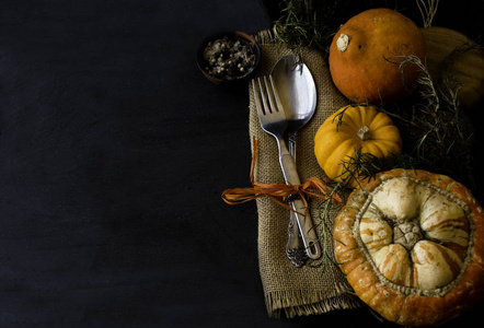 秋天季节表与南瓜 勺子和叉子，文本，选择性焦点的空间