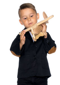 小男孩玩木制架飞机