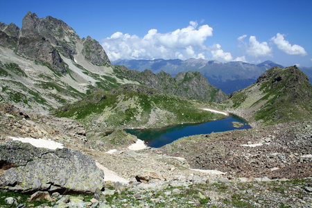 山上的湖