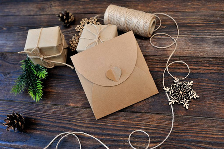圣诞组合礼品牛皮纸盒, 纺织玩具和木制背景绳