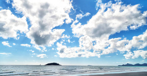 在澳大利亚海滩和天空中的云与阳光