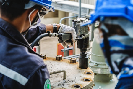 维修工人背影图片