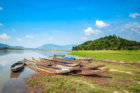 越南 在越南, 在湖上停泊的木制渔船