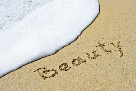 美在沙子中的手写