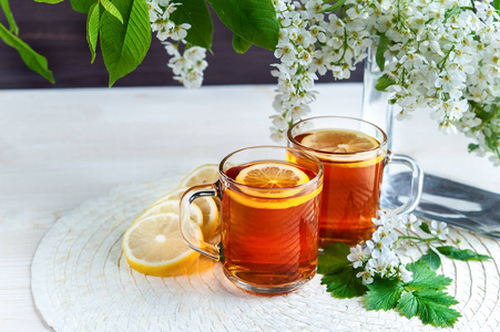 两个透明的茶杯。绿色黑色草本茉莉花茶