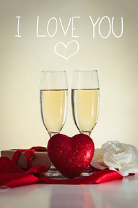 两杯香槟, 一份礼物包, 一颗心, 一个白色的 ros