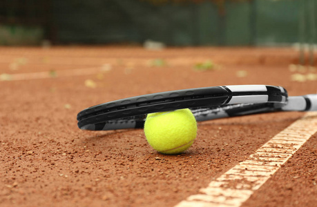 tenisovou raketu a mek网球拍和球
