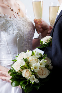 白色花朵的婚礼花束