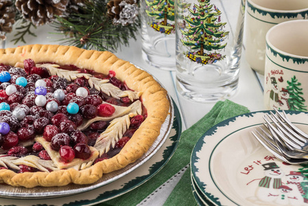 自制圣诞蔓越莓馅饼在桌上为 Christm 服务