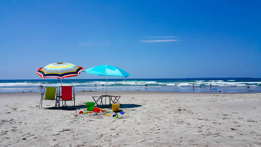 太阳伞在海滩与孩子的玩具在一个晴朗的天