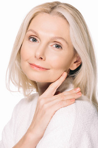 美丽的中年女子成熟女人摸脖子男人在豪华美容水疗面膜快乐的成熟女人